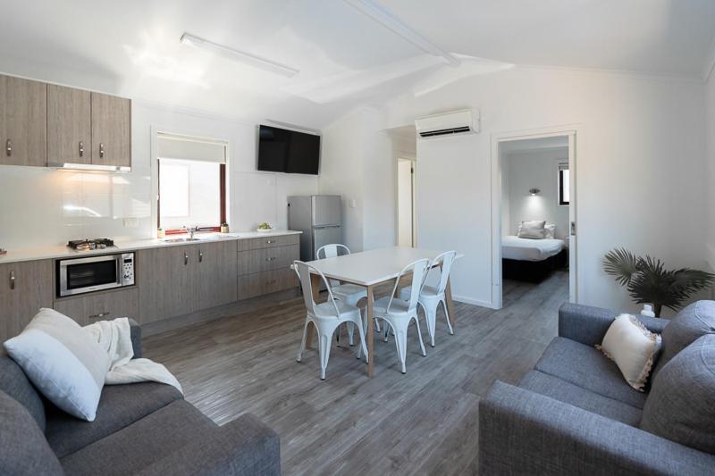 Adelaide Caravan Park - Aspen Holiday Parks Екстериор снимка
