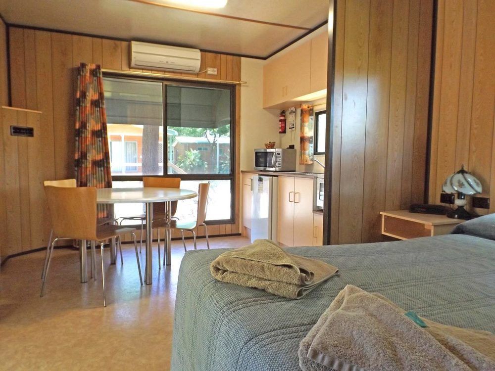 Adelaide Caravan Park - Aspen Holiday Parks Екстериор снимка