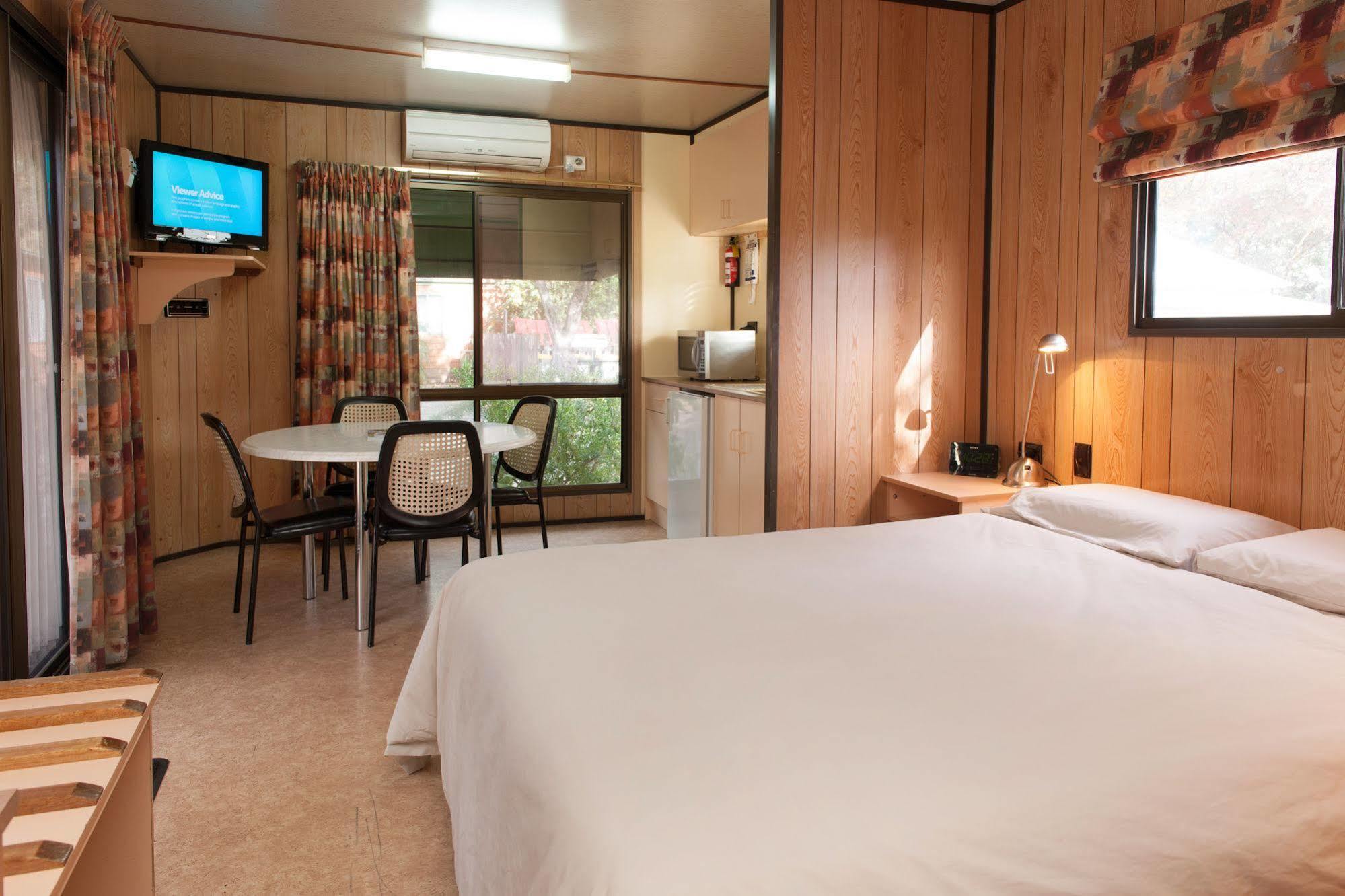 Adelaide Caravan Park - Aspen Holiday Parks Екстериор снимка