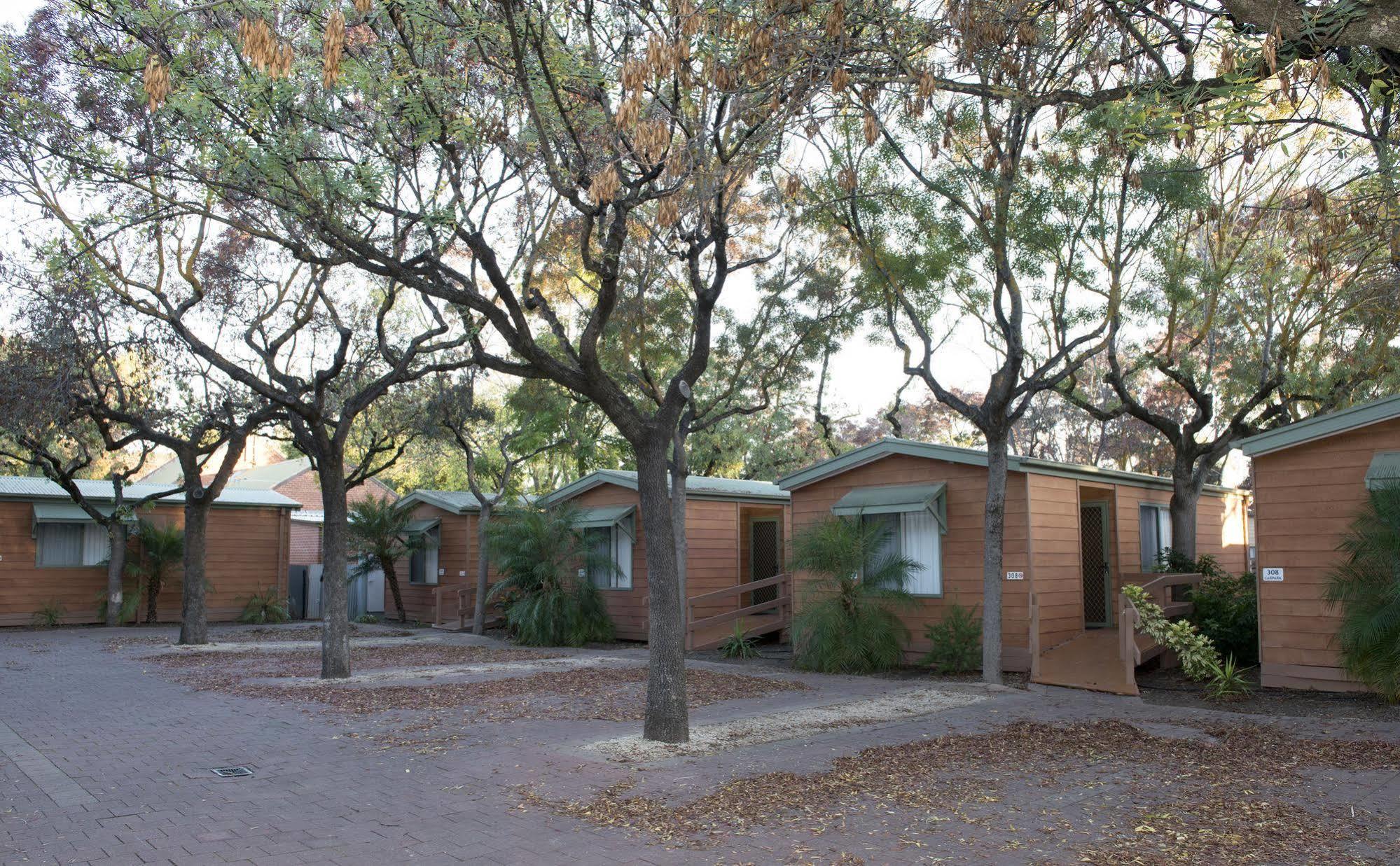 Adelaide Caravan Park - Aspen Holiday Parks Екстериор снимка