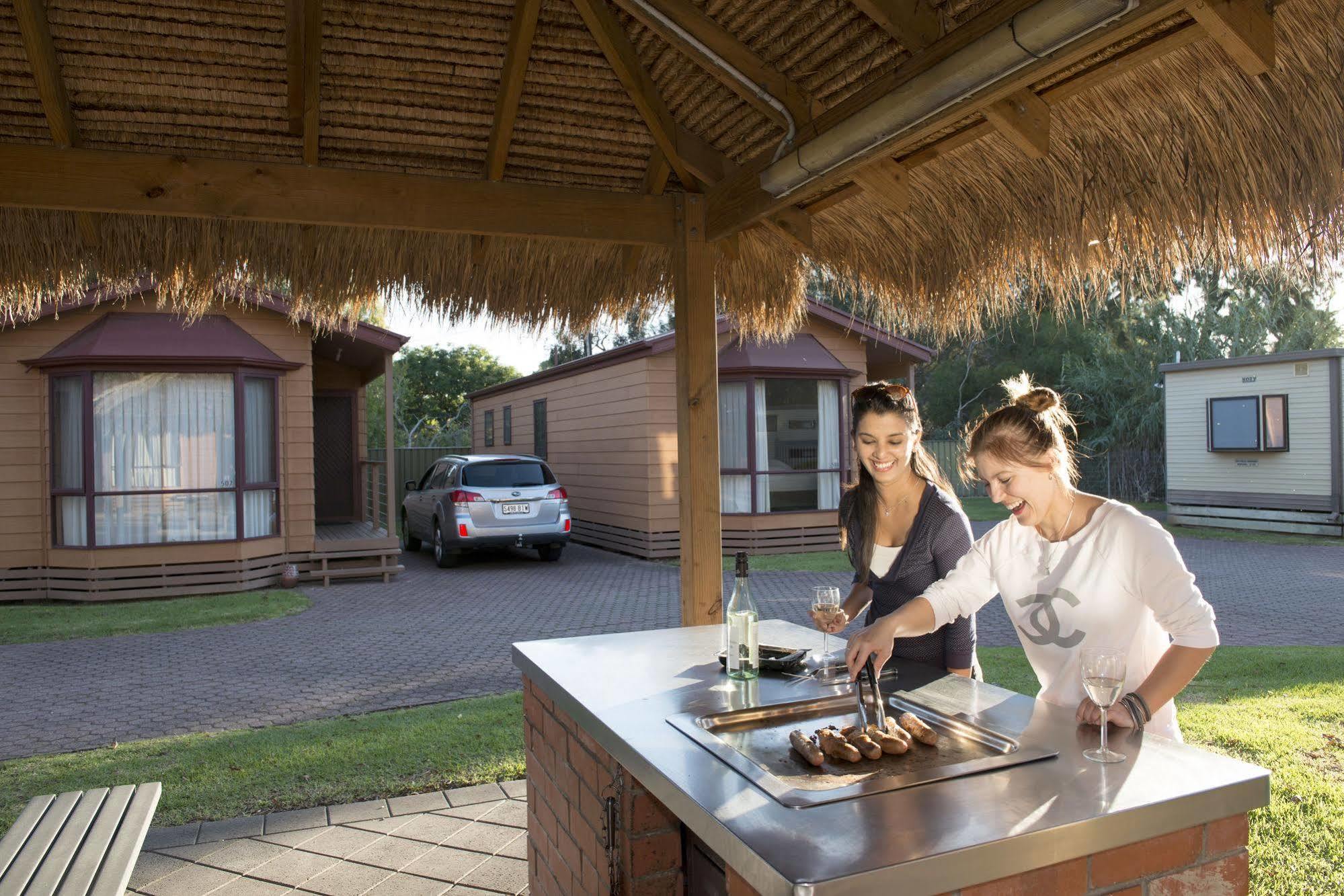 Adelaide Caravan Park - Aspen Holiday Parks Екстериор снимка