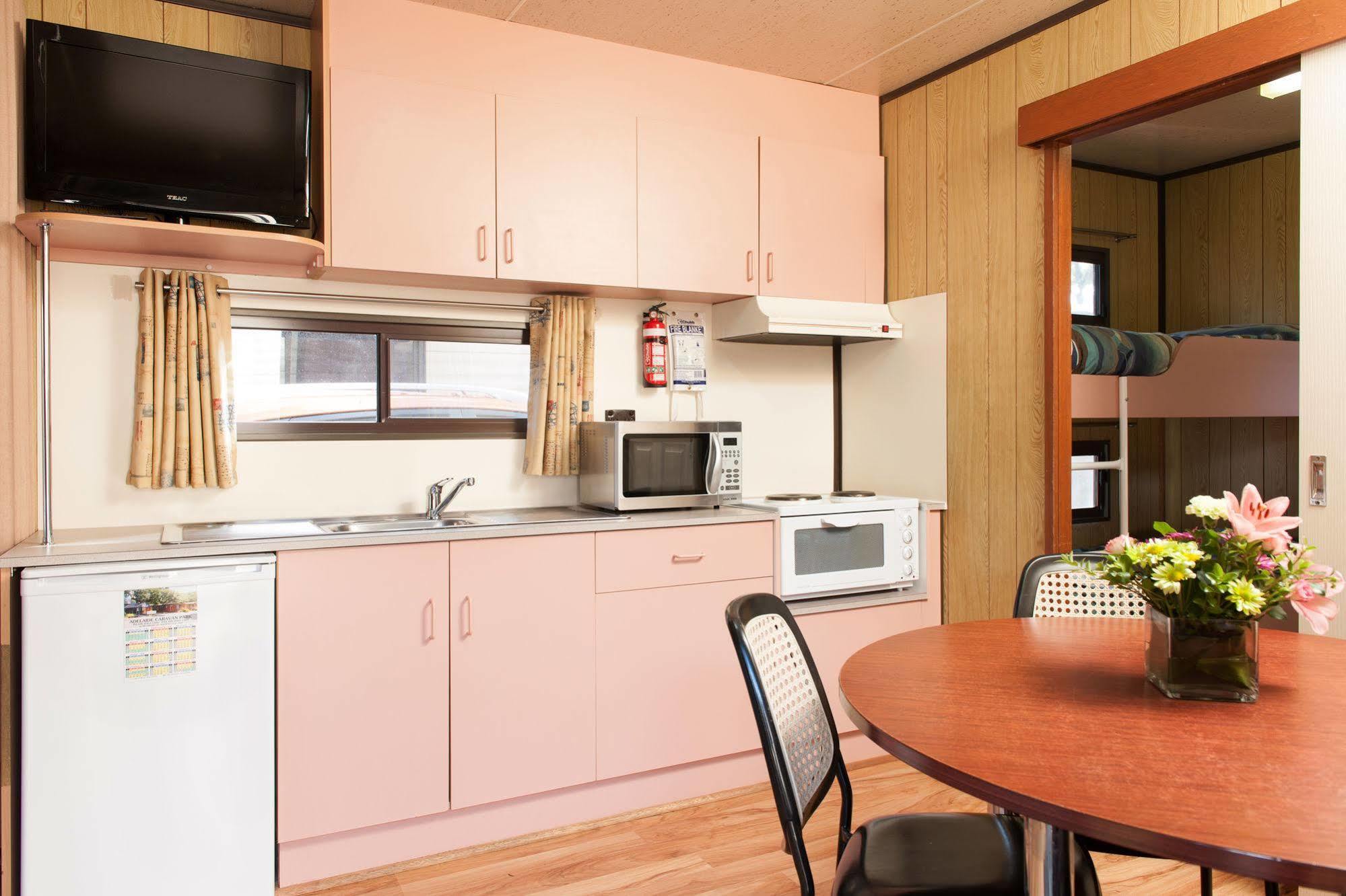 Adelaide Caravan Park - Aspen Holiday Parks Екстериор снимка