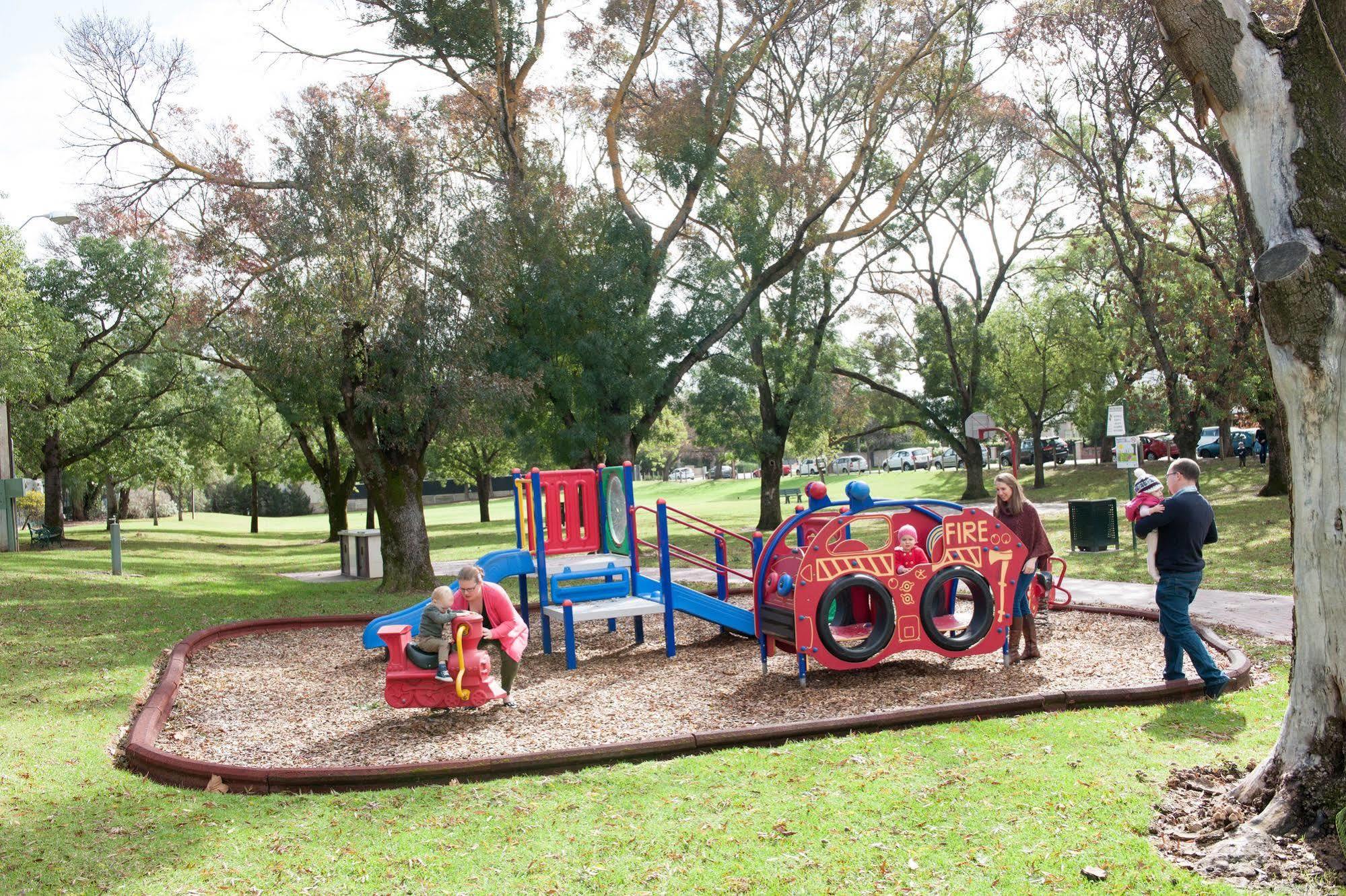 Adelaide Caravan Park - Aspen Holiday Parks Екстериор снимка
